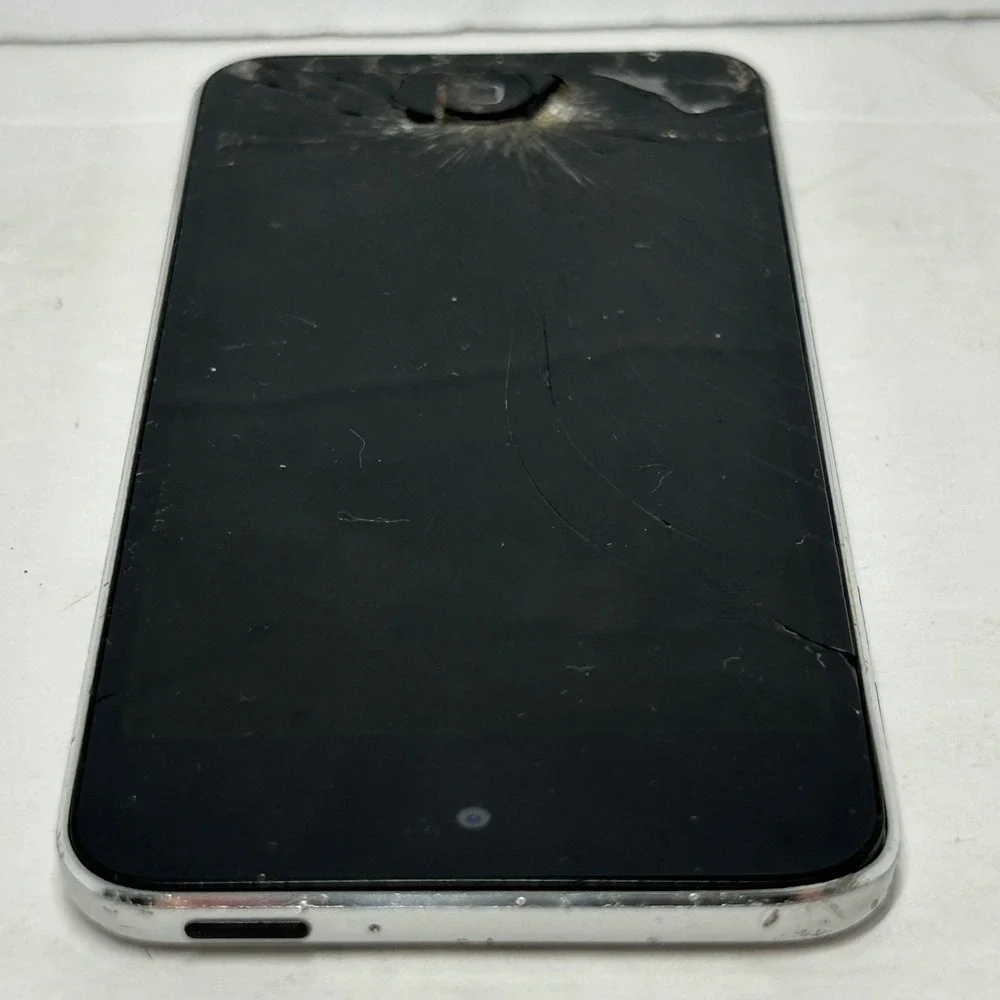 Apple iPod Touch 5th Generation 16GB Silver (A1509) Parts Only Cracked Turns On‎